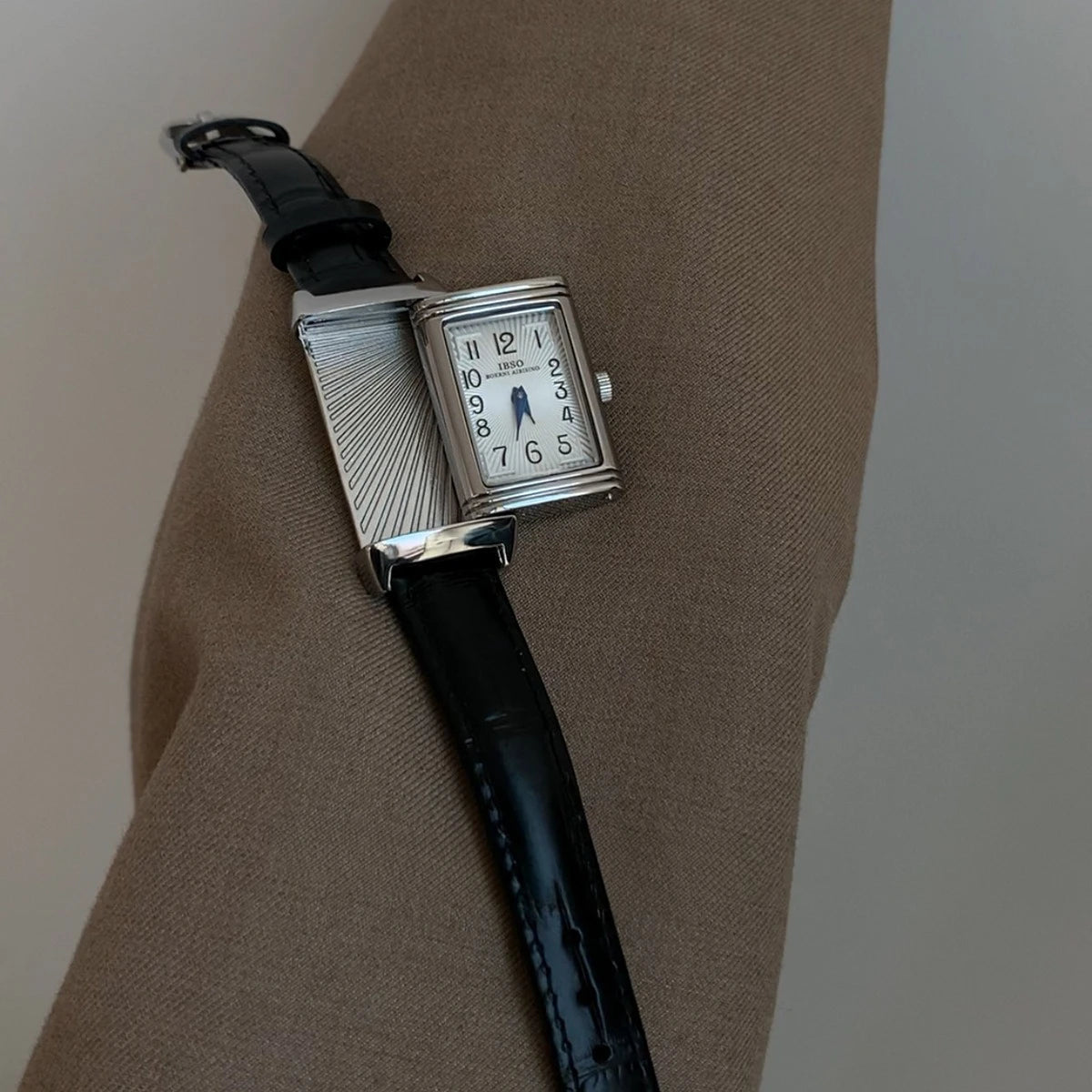 2025 Hot Sale Retro Niche Temperament Slide Design Leather Quartz Square Exquisite and Versatile Digital Watch 21mm Quick Pick Grocers