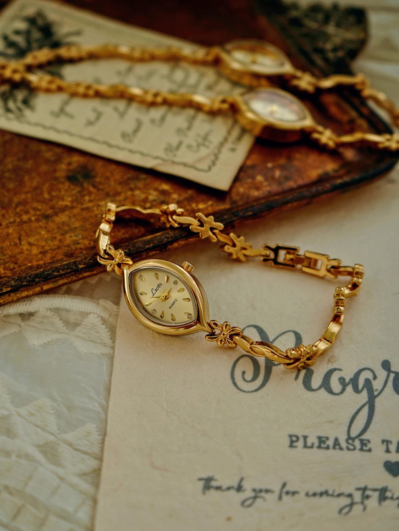 1 Piece of New French-Style Retro Gold Small Dial Women's Watch, Fashionable, Simple, Luxurious, Elegant, Compact, Waterproof, Bracelet-Style, Suitable for Daily Wear, Dinner Parties, and Other Occasions to Decorate the Wrist Quick Pick Grocers