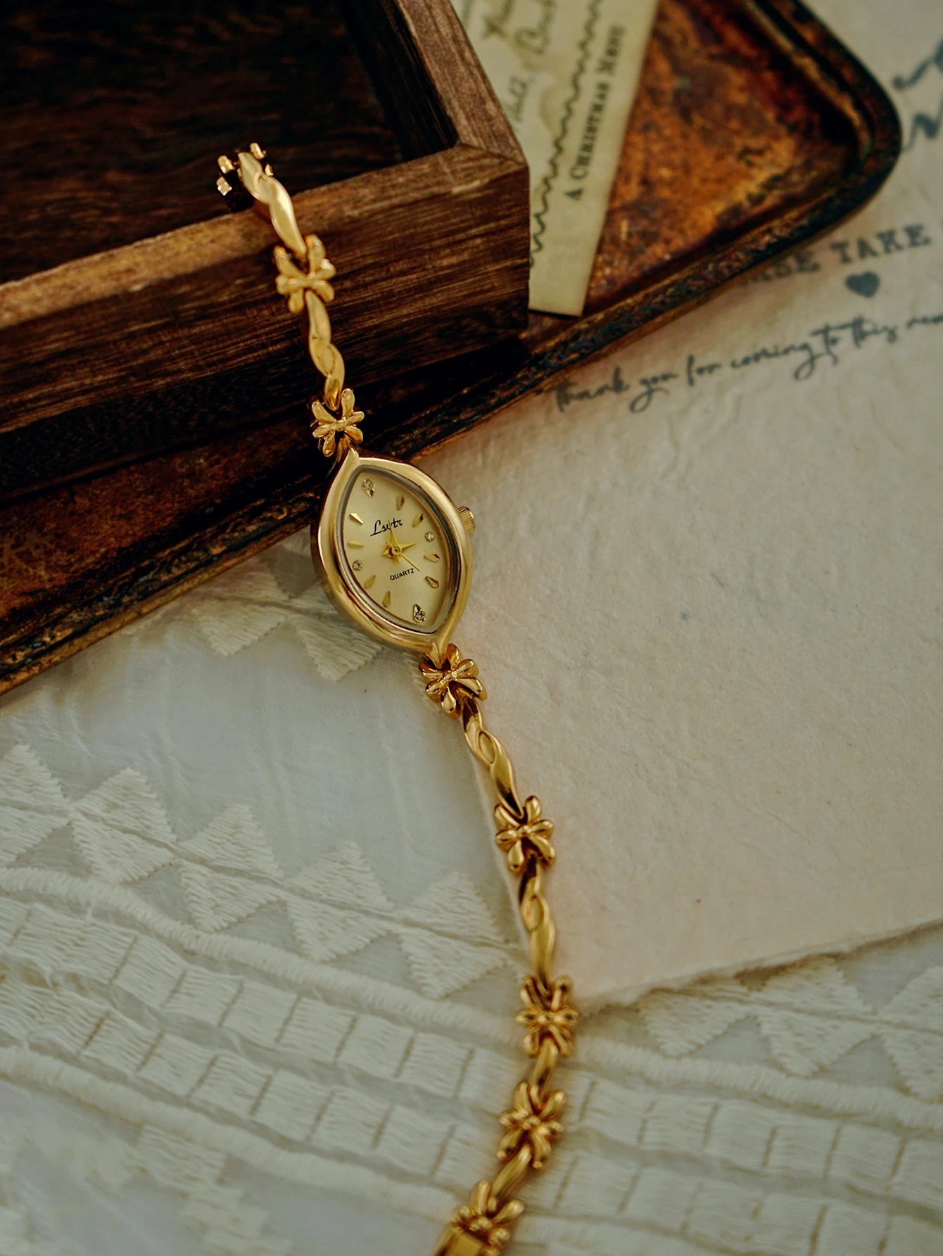 1 Piece of New French-Style Retro Gold Small Dial Women's Watch, Fashionable, Simple, Luxurious, Elegant, Compact, Waterproof, Bracelet-Style, Suitable for Daily Wear, Dinner Parties, and Other Occasions to Decorate the Wrist Quick Pick Grocers