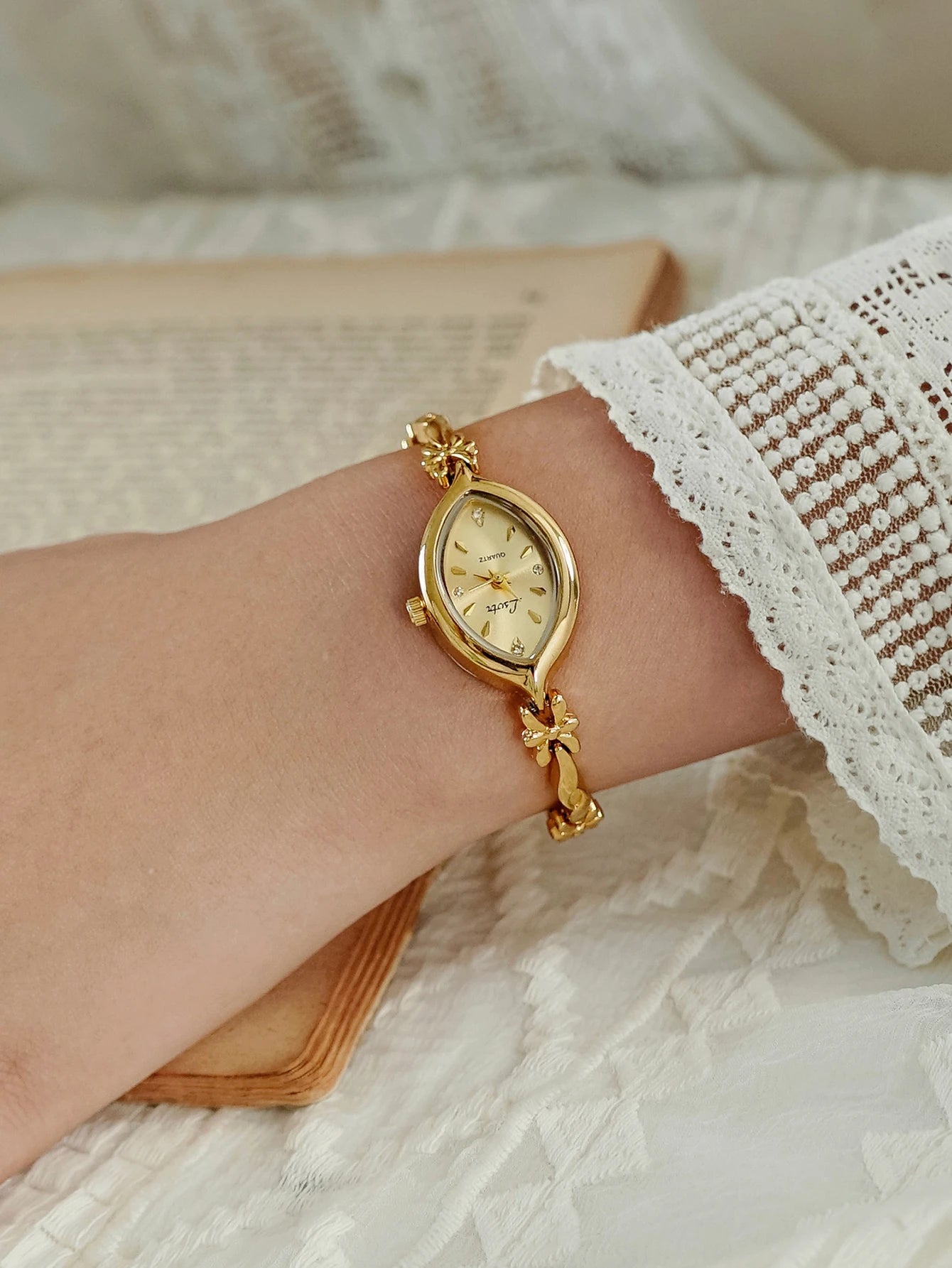 1 Piece of New French-Style Retro Gold Small Dial Women's Watch, Fashionable, Simple, Luxurious, Elegant, Compact, Waterproof, Bracelet-Style, Suitable for Daily Wear, Dinner Parties, and Other Occasions to Decorate the Wrist Quick Pick Grocers